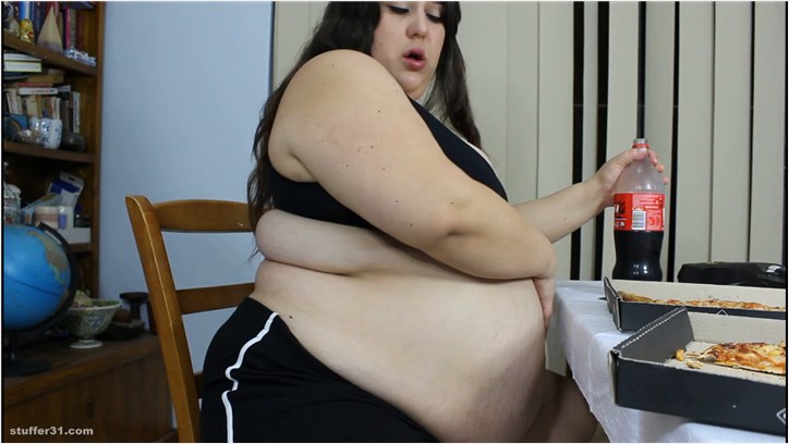 Layla BBW - stuffed on pizza