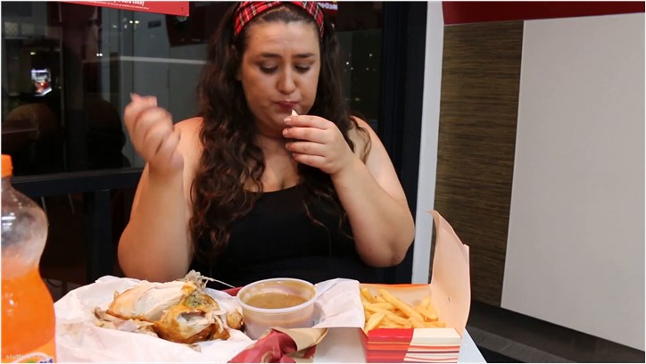 Layla BBW - messy public gorge