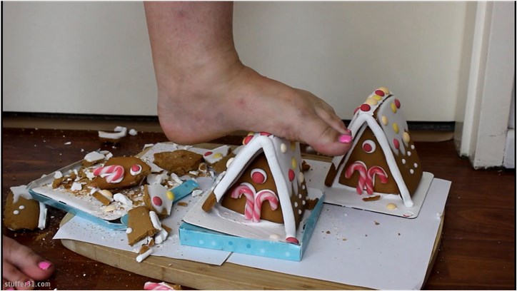 Layla BBW - giantess vores gingerbread village