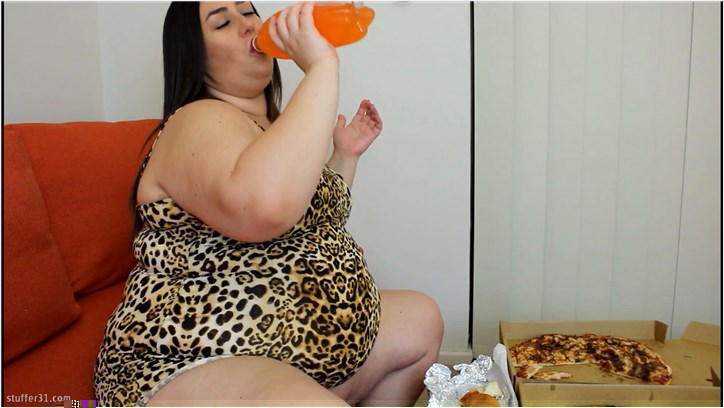 Layla BBW - family pizza stuffing