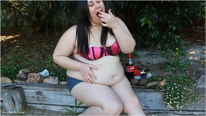 Layla BBW - backyard babe