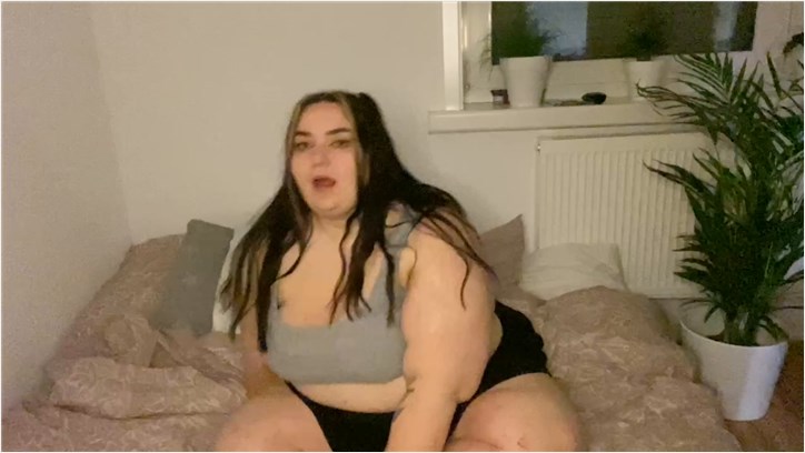 Curvage PinkBubblePig - Overeating with Donuts