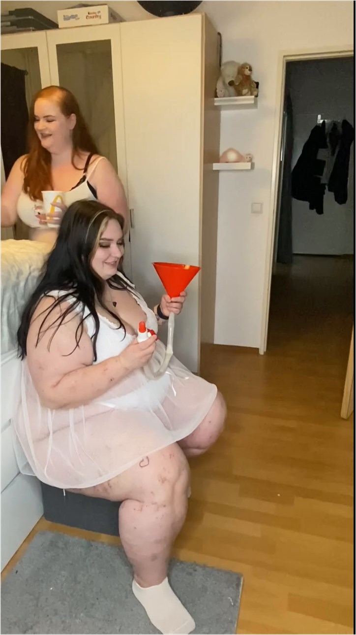 Curvage PinkBubblePig - First Time Funnel Feeding With My Friend