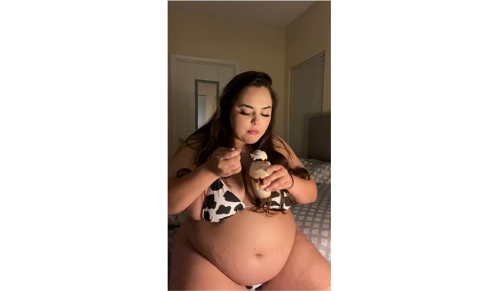 BBW Thiccollegegirl - Cow chugging ice cream (September 2020)