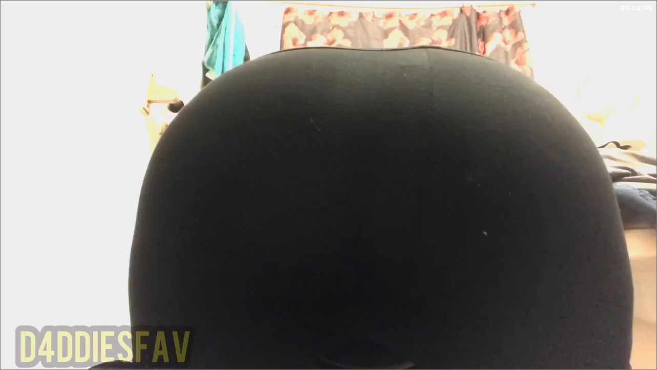 BIG ASS CONSTIPATED LEGGINGS FARTS