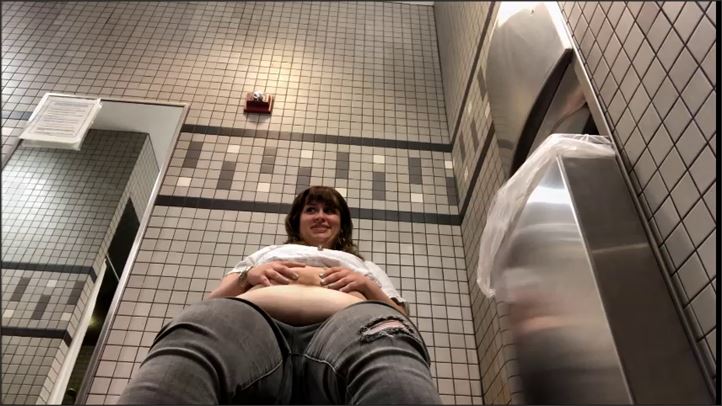BBW Margot - Bloated in the bathroom
