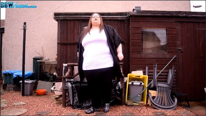 SSBBW Porcelain Fox - 2018 04 03 walking around